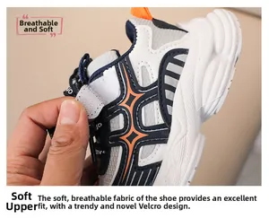 Gros plan montrant la semelle souple et flexible de ces baskets pour enfants