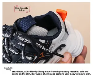 Gros plan sur la doublure respirante et le col rembourré des chaussures enfants