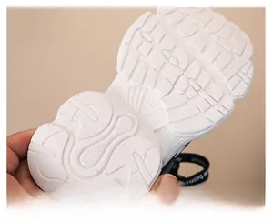 Détail de la semelle blanche antidérapante en caoutchouc pour baskets avec motifs d'adhérence
