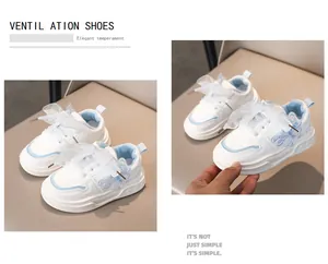 Dettaglio di sneakers in pelle bianca per bambina con ricamo a farfalla blu e lacci in tulle
