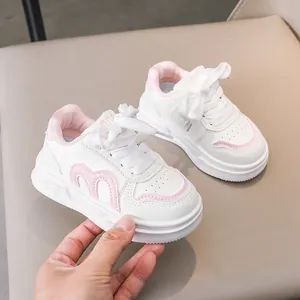 Nahaufnahme weißer Kinderschuhe mit rosa M-Patch und atmungsaktivem perforiertem Zehenbereich