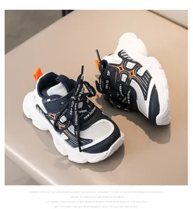 Détail de baskets pour enfants avec scratch et mesh respirant en bleu et orange