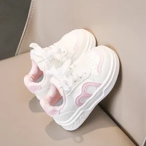 Detailansicht weißer Kinder-Freizeitschuh mit rosa Wellenlinien und dicker rutschfester Sohle