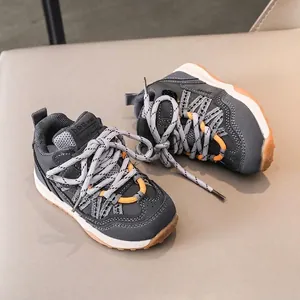 Détail de baskets pour enfants en mesh et cuir avec sangles orange et semelles adhérentes
