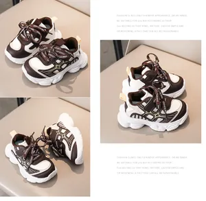 Détail des baskets de sport pour enfants en cuir marron et mesh à semelles épaisses