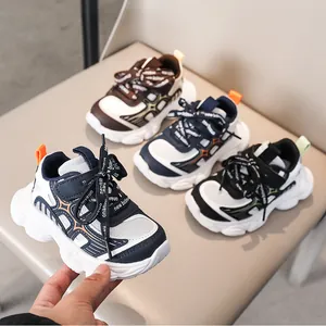 Détail de baskets épaisses pour enfants avec tige en maille et semelles antidérapantes