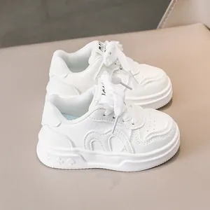 Detailansicht weißer Kinder-Sneaker mit atmungsaktiven Perforationen und Spielkarten-Prägung