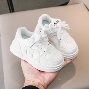 Detail weißer Kinder-Sneaker mit M-Linie und weicher Sohle für leichte Beweglichkeit