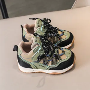 Vue de dessus de baskets chunky pour enfants en patchwork vert et kaki à semelle épaisse