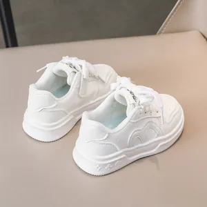 Nahaufnahme weißer Kinder-Sneaker mit dicker Sohle und geprägten Sternenmustern