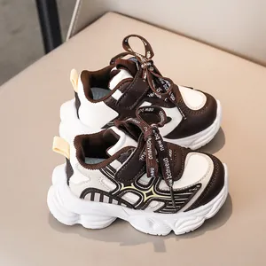 Détail de chaussures de sport pour enfants avec scratchs et semelles amortissantes durables