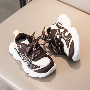 Détail de baskets pour bambins en cuir marron café avec un tissu en maille respirante