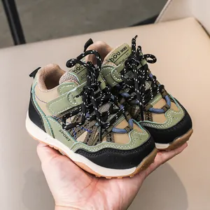 Détail de basket pour enfant vert olive avec bande auto-agrippante et texture mesh sport