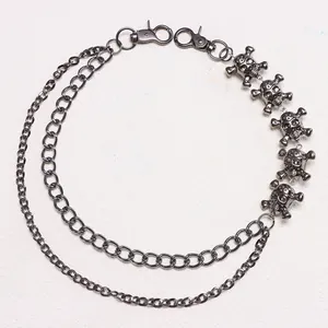 Gothic Doppelhosenkette mit Totenkopf-Anhängern in antikem Silber-Finish