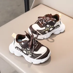 Vue détaillée de dessus de baskets chunky pour enfants avec semelles souples et mesh