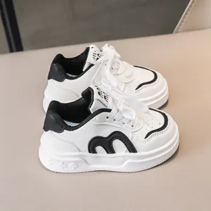 Detailansicht der weißen Kinder-Ledersneaker mit schwarzem Rand und geprägter Sohle