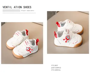 Dettaglio delle scarpe sportive per bambini con rete bianca e suole in gomma antiscivolo