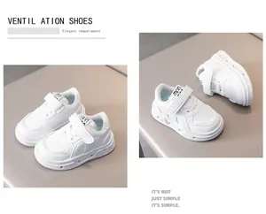 Gros plan de baskets blanches pour enfants avec fermeture velcro et coutures ondulées