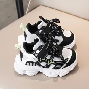 Vue détaillée des baskets pour enfants avec mesh respirant, velcro et semelle épaisse
