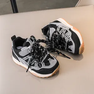 Détail de baskets patchwork pour enfants avec mesh et semelle extérieure antidérapante
