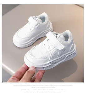 Détail de basket blanche pour enfant avec velcro et semelle antidérapante