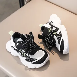 Détail de baskets épaisses pour enfants avec mesh respirant et semelles à motif d'étoiles
