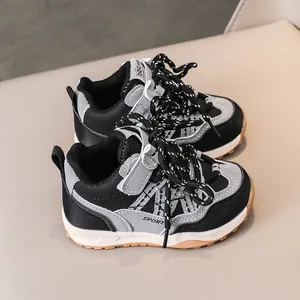 Détail de chaussures de sport enfant avec coutures grises et semelles en gomme caramel
