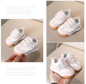 Dettaglio di scarpe sportive rosa e bianche per bambini con orsetto e suola antiscivolo
