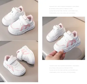 Détail de baskets pour enfants avec scratch et semelle à motif de nuage en rose