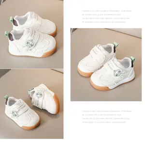 Dettaglio di sneaker per bambini con motivo astronauta e chiusura a strappo