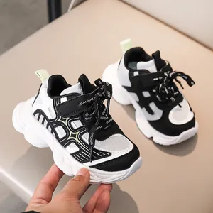 Détail de baskets pour enfants avec tige en mesh, velcro et semelle épaisse ondulée