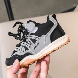 Détail de la chaussure de sport en cuir pour enfant avec mesh et texte SPORT