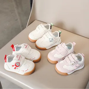 Tre paia di sneaker per bambini con toppe aliene e doppia chiusura a strappo in velcro