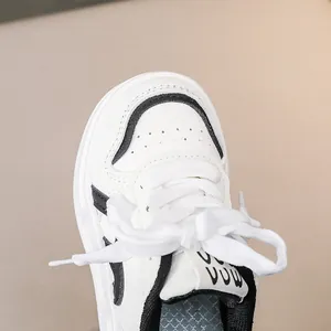 Detail von Kinder-Sneakern mit atmungsaktiven Perforationen und schwarzen Lederpatches