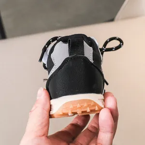 Détail du talon de basket enfant avec languette de tirage et semelle en gomme antidérapante