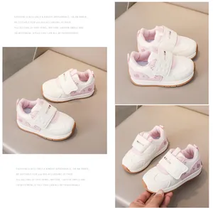 Κοντινό πλάνο ροζ και λευκών παιδικών sneakers με βέλκρο και χαριτωμένα σχέδια