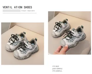 Dettaglio del tessuto traspirante e della suola antiscivolo delle sneakers grigie da bambino