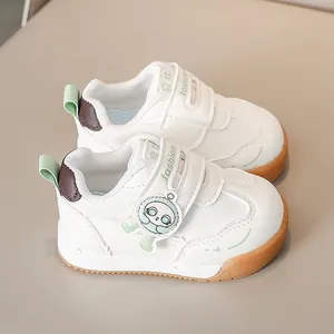 Dettaglio di sneaker per bambini con tomaia in mesh bianco, tocchi verdi e suola in gomma