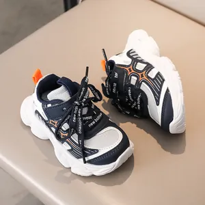 Détail de baskets pour enfants montrant la maille bleu marine et la semelle antidérapante