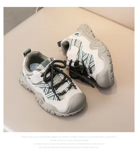 Vista dettagliata delle scarpe in mesh per bambini con dettagli verde bosco e beige