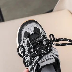 Gros plan de baskets en cuir pour enfants montrant les coutures et le mesh