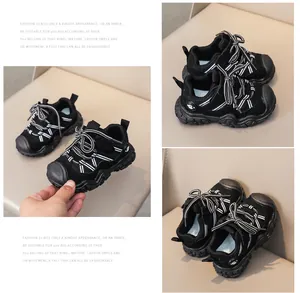 Vista macro dettagliata di sneakers nere traspiranti per bambini con suola antiscivolo