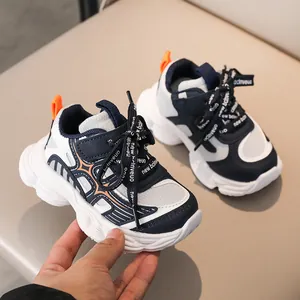 Détail de basket pour enfant avec mesh respirant et semelle épaisse blanche antidérapante