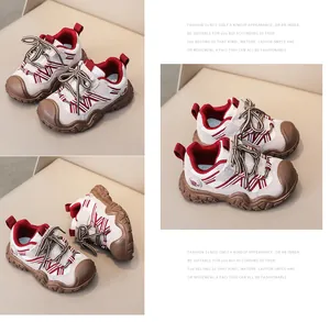 Dettaglio delle scarpe sportive per bambini con tomaia in rete rossa e suola in gomma