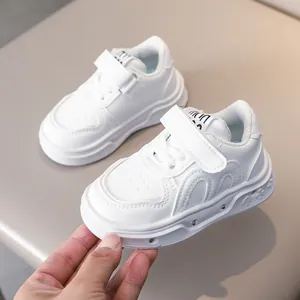 Vue détaillée de baskets basses blanches pour enfants avec velcro et semelle à fleurs