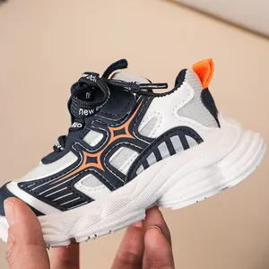 Détails de baskets en maille respirante avec semelles antidérapantes et languettes orange