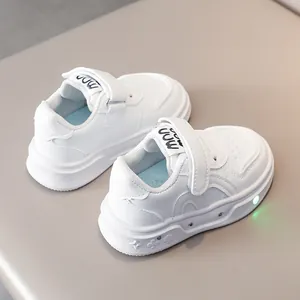 Détails de baskets lumineuses blanches pour enfants avec semelle LED et velcro