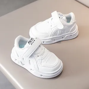 Vue détaillée de baskets blanches à LED pour enfants avec fermeture velcro et tige aérée