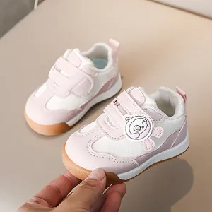 Dettaglio scarpa rosa per bimbi con astronauta, tomaia in mesh e chiusura con velcro
