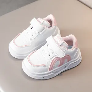 Détails de baskets pour enfants roses et blanches avec scratch et design en mesh aéré